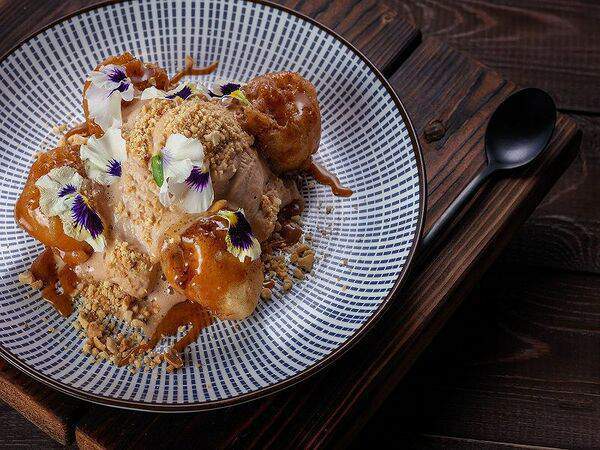 Эбби Noodles & Sushi Bar - Банан темпура с мисо карамелью