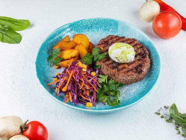 PizzBurg - Бифштекс с яйцом пашот, салатом коул-слоу и картофелем