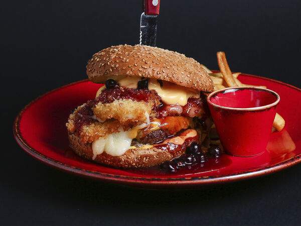 Rast Pub - Бургер с жареным сулугуни и ягодным соусом