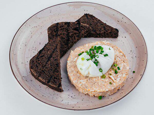 Магадан - Салат с печенью мурманской трески и яйцом пашот