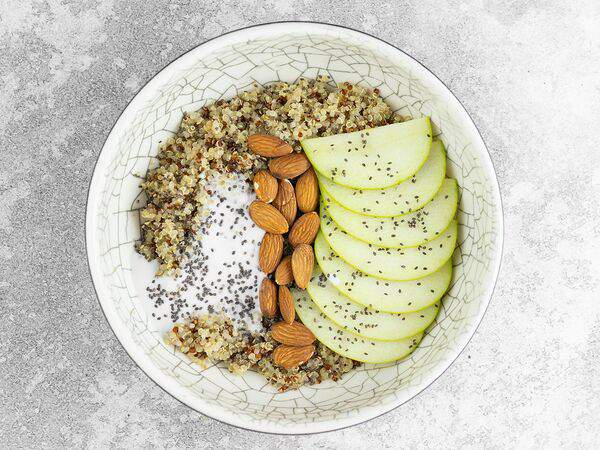 Eat fresh - Каша из киноа с яблоком и миндалем