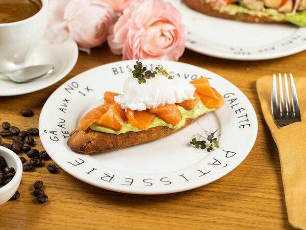 Theo - Брускетта с муссом из авокадо и лососем