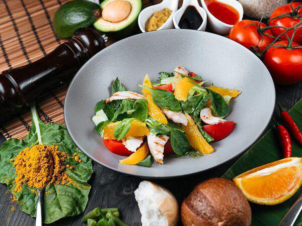 Fitness Food Cafe - Салат с индейкой, свежими листьями салата и цитрусами