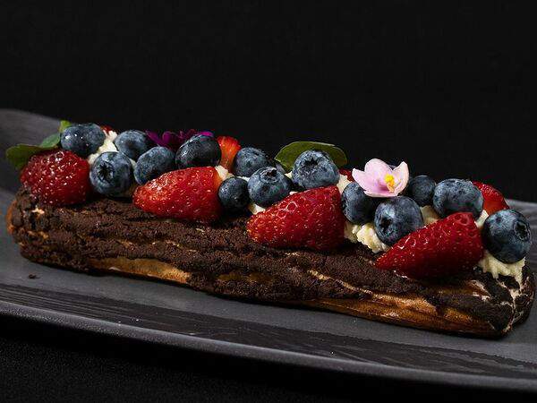 Ресторан Строгов - Эклер в мантии хрустящего кракелюра с заварным кремом и свежими ягодами