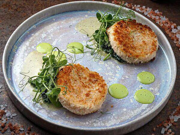 Fratelli - Котлеты из краба со шпинатом и соусом пармезан