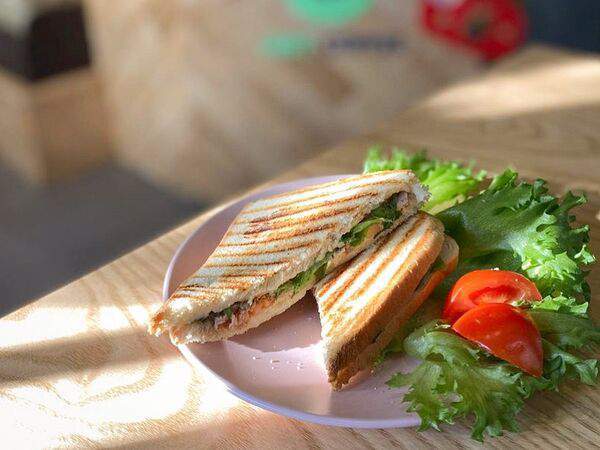 Just coffee - Сэндвич с тунцом