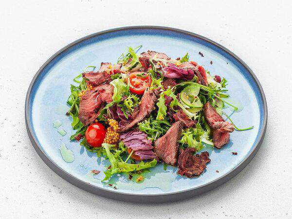 AVO Kitchen & Bar - Мясной салат с пастрами