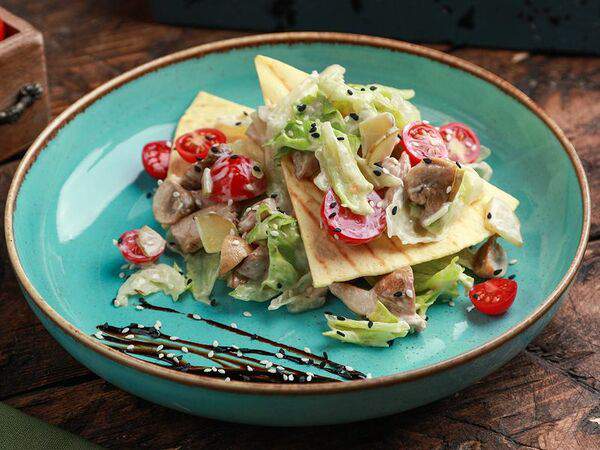 Большие Тарелки - Салат с Цыпленком и Грибами