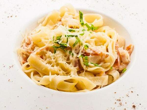 Монплезир - Паста в сливочном соусе с беконом
