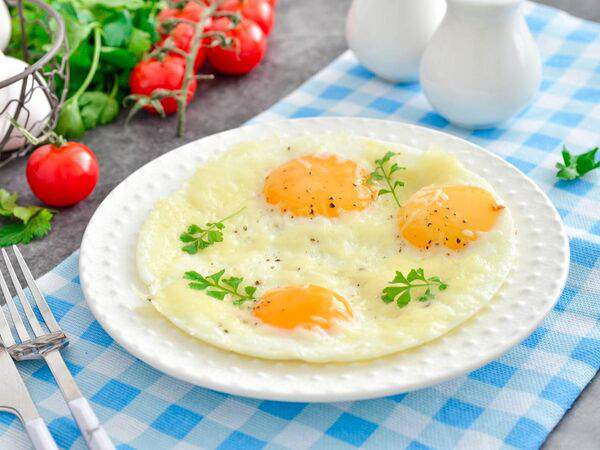 Акварель - Глазунья из трех яиц