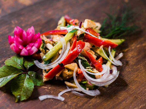 Толстый гусь - Салат из курицы, огурцов, перца и лука