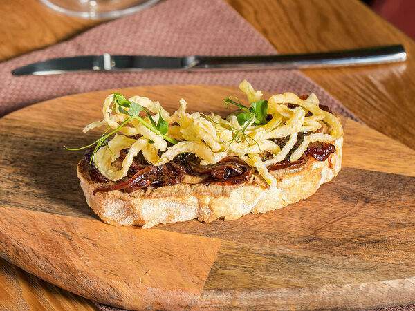 Мясо и вино - Брускетта с куриным паштетом и луковым мармеладом