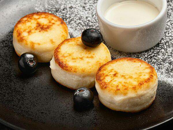 Семейное кафе - Сырники со сметаной