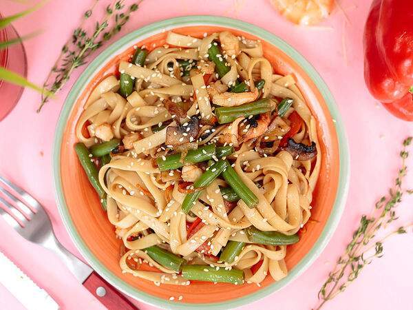 Василий - Удон с креветками и овощами в соусе вок