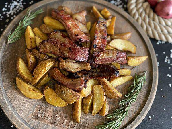 The Угли - Копченые ребрышки с картофельными дольками