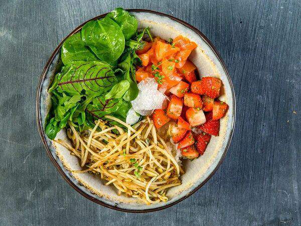 Долина суши - Боул с лососем, клубникой и мятой