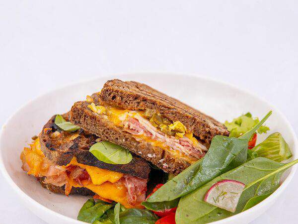 Маммас - Сэндвич с окороком и солёным огурцом