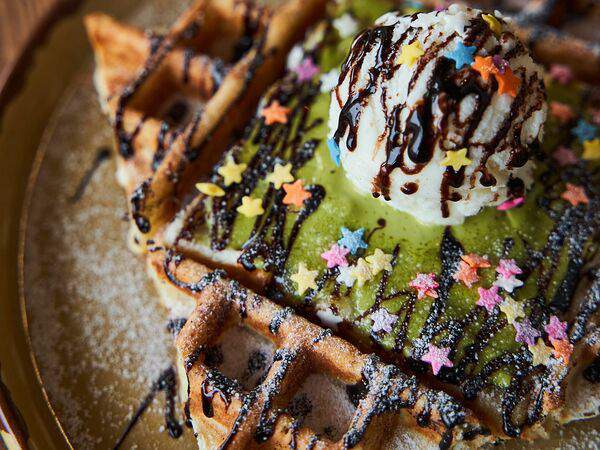 Coffee Therapy - Вафля с фисташковым кремом и клубникой