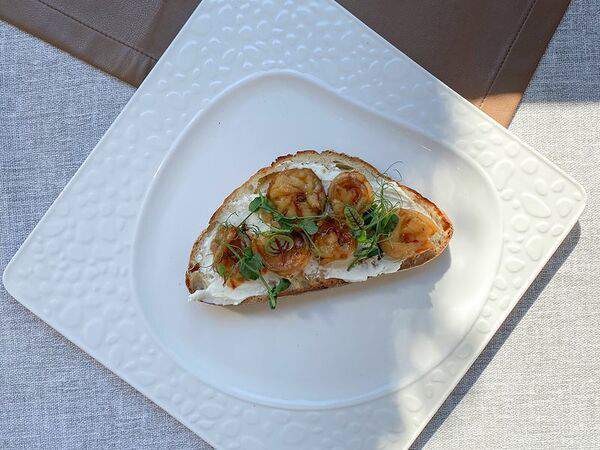 Пау Вау - Брускетта со сливочным сыром и тигровыми креветками