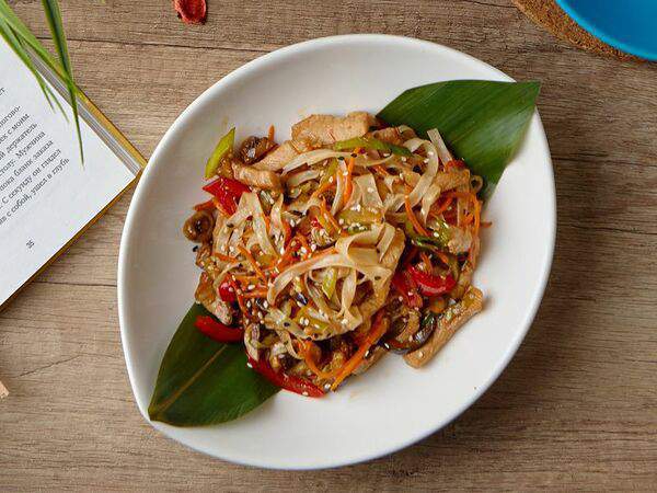 Чашка - Рисовая лапша со свининой и овощами