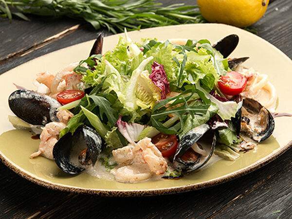 McKey Pub & Restauraunt - Салат из морепродуктов