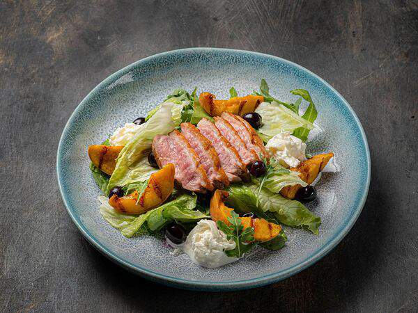 Caravaggio - Салат с уткой, страчателлой и персиком