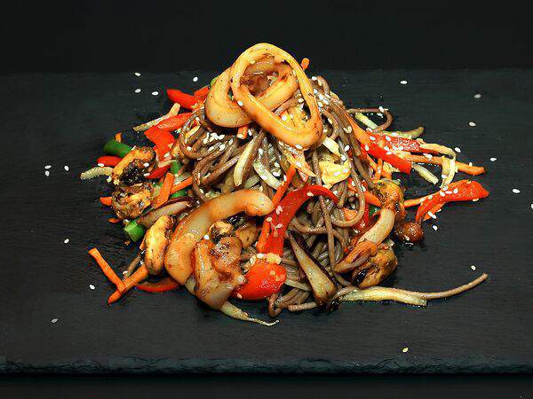 SushiTokyo - Лапша гречневая с морским коктейлем