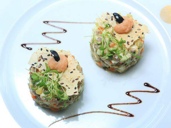 Ресторан Яр - Салат Оливье по рецепту 1904 года с лососем