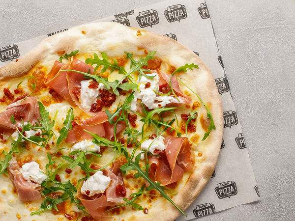 Luka Pizza - Пицца с пармой, руколой и страчателлой