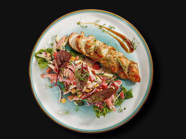 Olster Irish Pub - Салат с цыплёнком гриль и овощами в домашней аджике