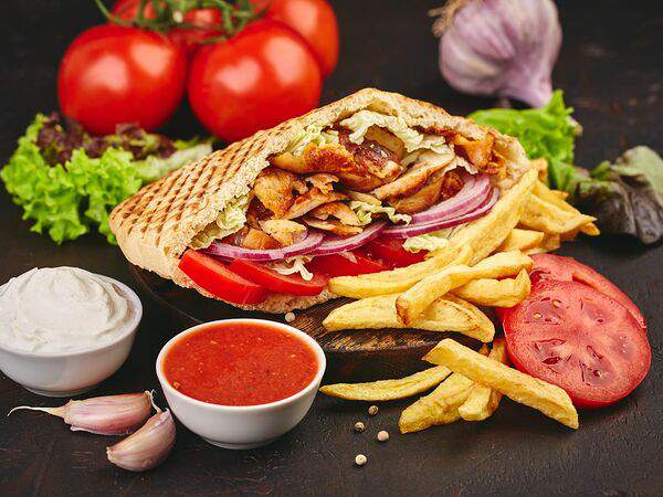 Шаурма ВЛАВАШЕ - Фирменный гиро с курицей в лепёшке с картофелем фри