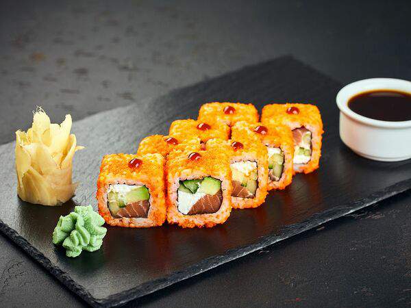 Маэстро суши - Ролл Калифорния с лососем