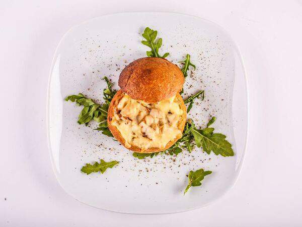 Золотая маска - Жульен в булочке с курицей и грибами