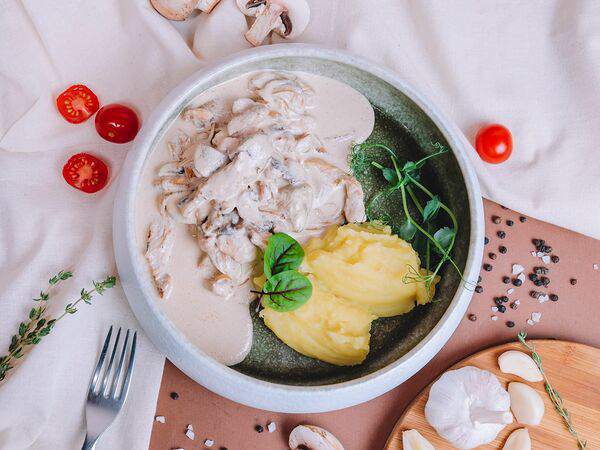 Underground - Индейка по-строгановски с картофельным пюре