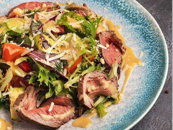 Plovlounge - Салат с ростбифом и овощами гриль