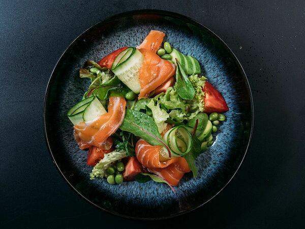 Прага - Салат с лососем, миксом зелени и бобами эдамаме в азиатском соусе