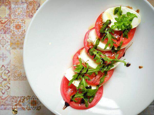 Toscana grill - Моцарелла с розовыми томатами и Песто