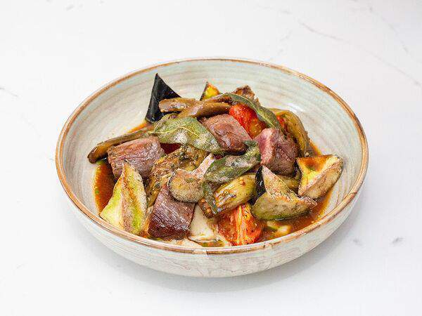 Гаврош - Филе ягненка с баклажанами и томатами