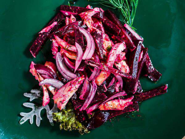 Толстый гусь - Салат из курицы, свеклы и лука