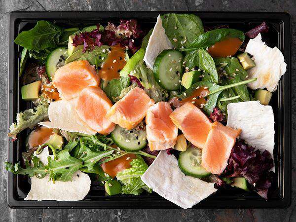 Godzilla sushi - Зелёный салат с лососем