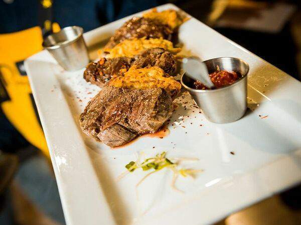 By mama - Медальоны из говяжьей вырезки с картофельными драниками