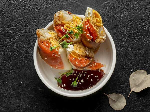 Golden Coffee - Спринг-ролл с лососем и томаго