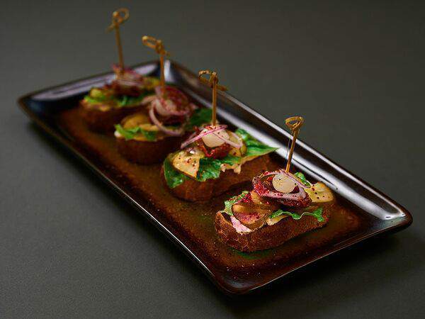 Terrace - Мини-бутерброды с куриным филе и маринованным луком