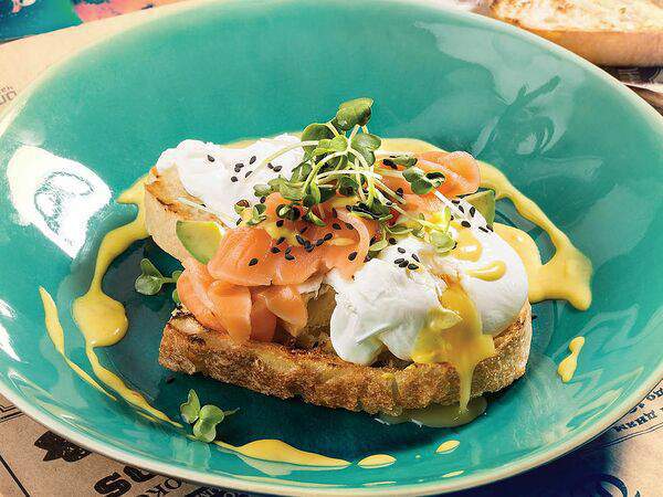 Уютное кафе Бенджамин - Яйцо пашот с лососем