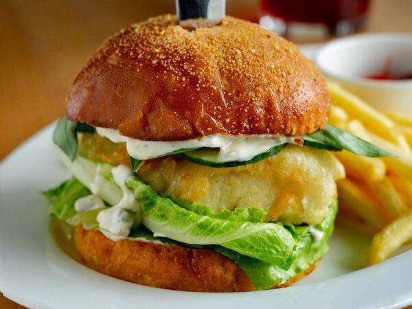 Дафт паб - Бургер с треской, картофель фри и кетчуп