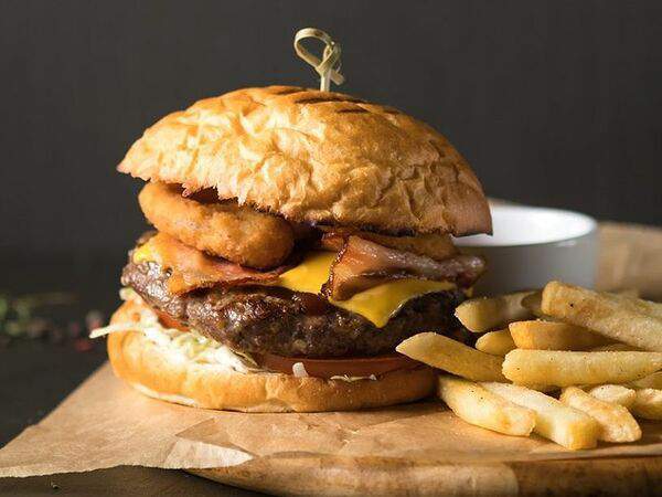 Mesto - Бургер со cвинo-говяжьей котлетой