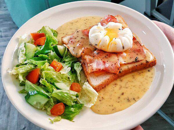 Cake & Coffee Union - Яйцо Бенедикт с беконом