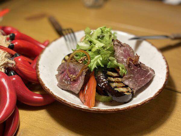 Чача-Рача - Салат с ростбифом и овощами гриль