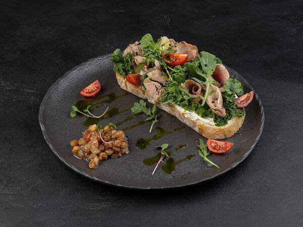 Театральный буфетъ - Брускетта с копченой уткой