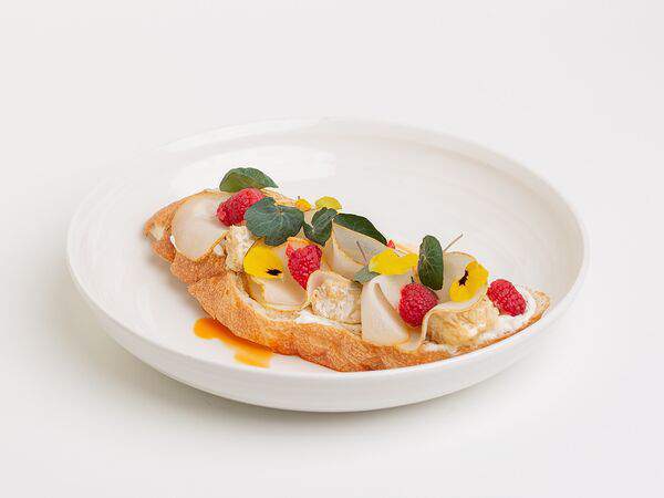 Глупый француз - Брускетта с сыром бри и сладкой грушей